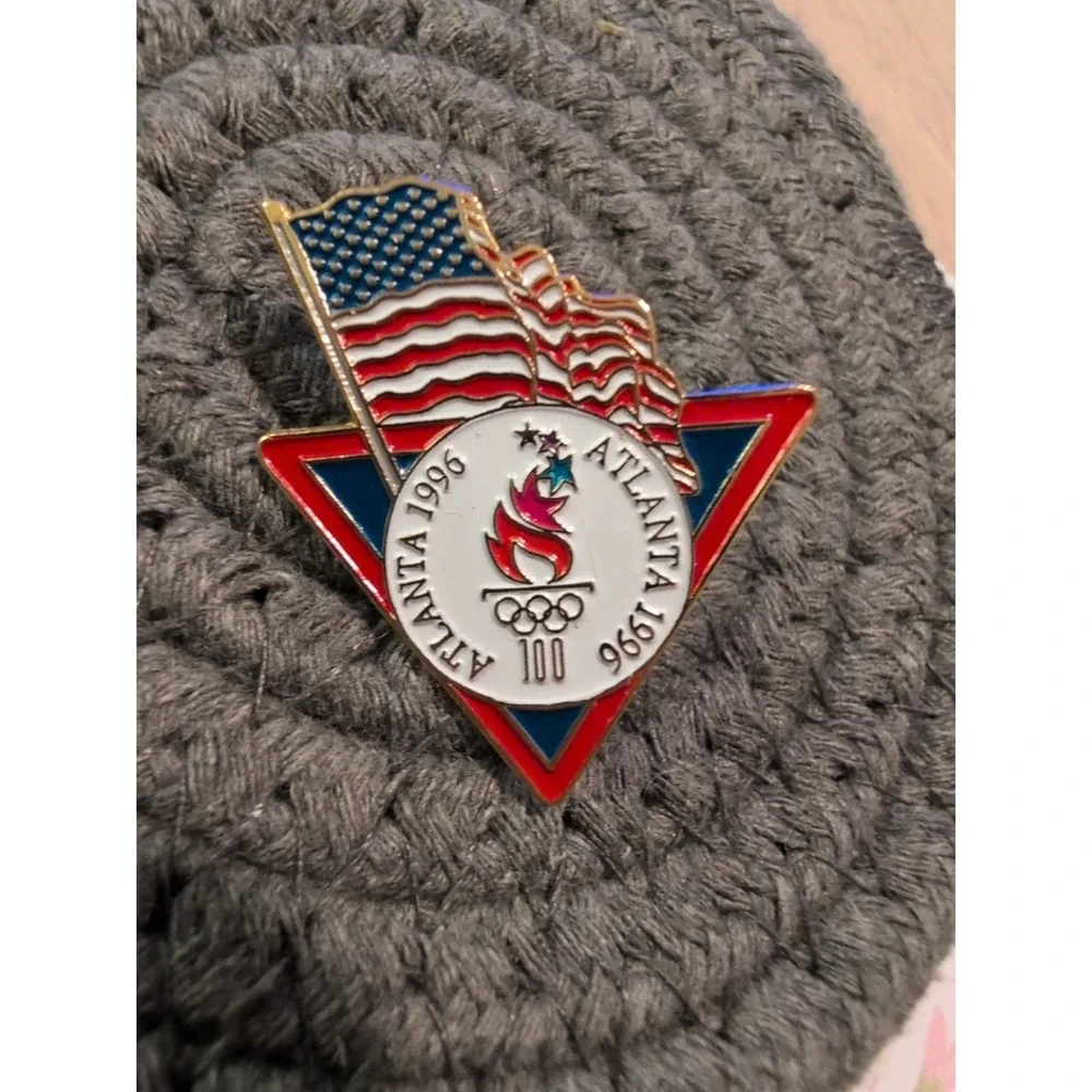 Olympic‎ Pin Badge~1996 Atlanta~Torch~American Flag~USA~red, white & blue